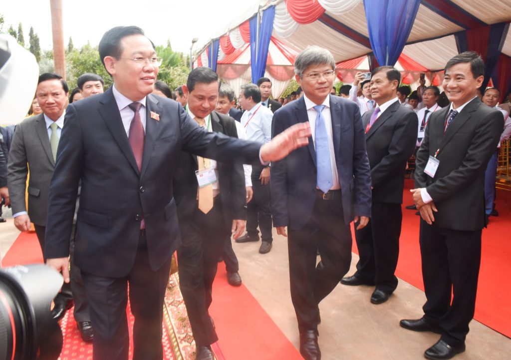 Chủ tịch Quốc hội thăm Nhà máy chế biến cao su Tân Biên, Campuchia
